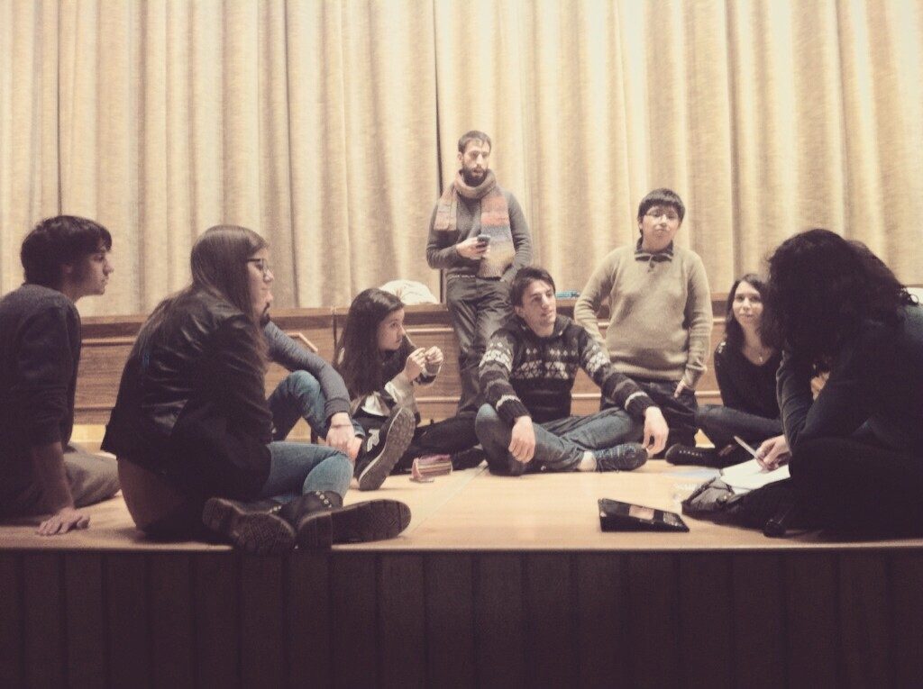 mis alumnos escuchando atentos